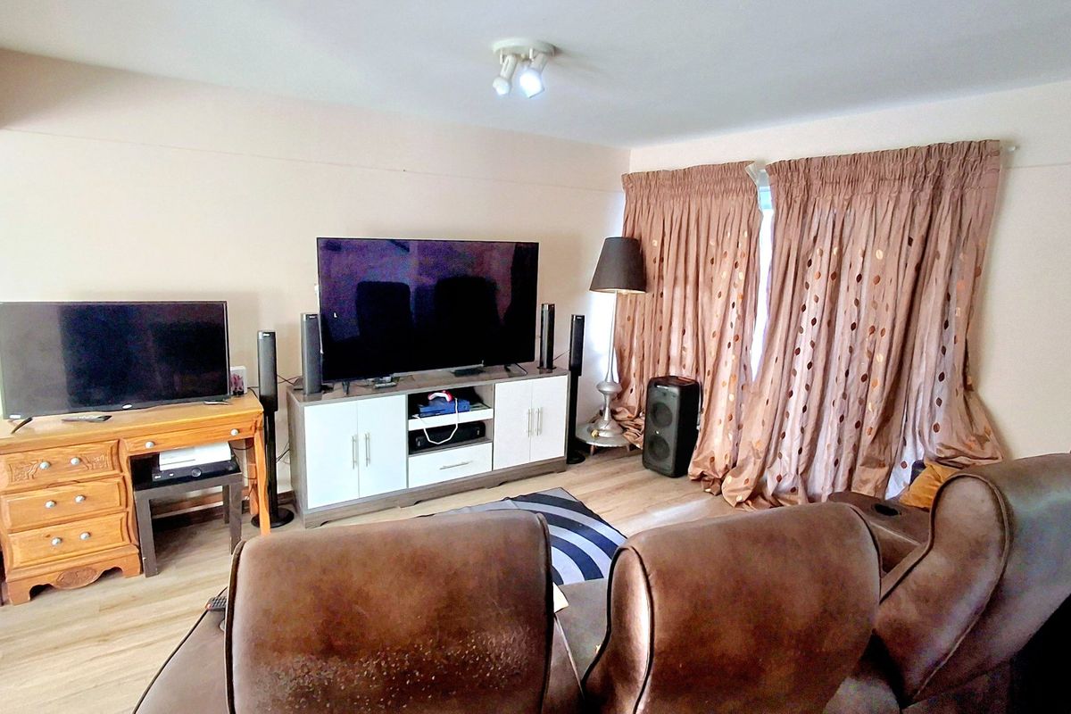 “Spacious 2-bedroom townhouse conveniently located near the Sasolburg CBD and major amenities.” - Photo 4