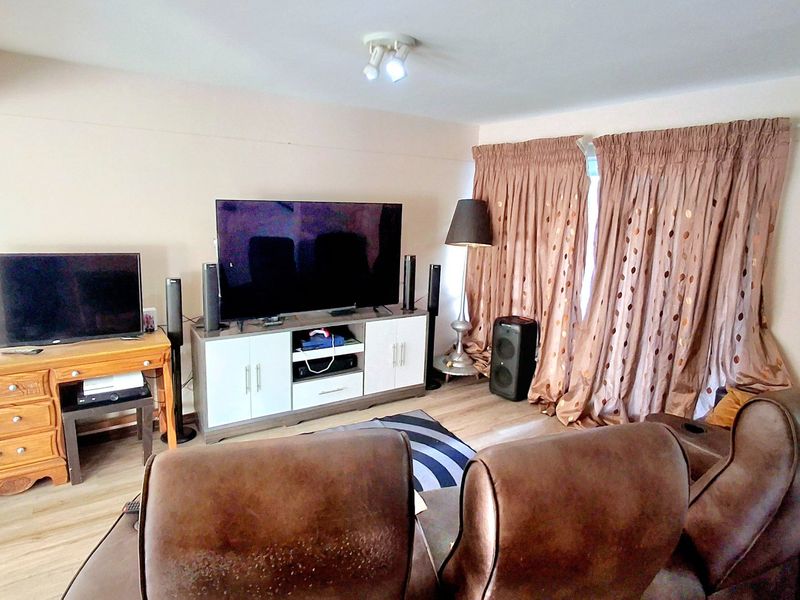 “Spacious 2-bedroom townhouse conveniently located near the Sasolburg CBD and major amenities.” - Photo 4