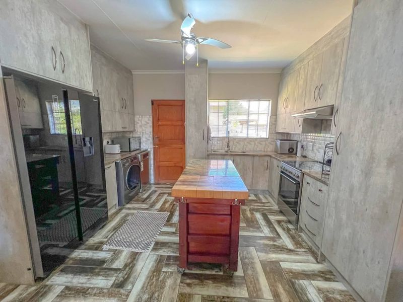 Modern 3-Bedroom Face-Brick Townhouse in a Secure Complex – Sasolburg - Photo 3