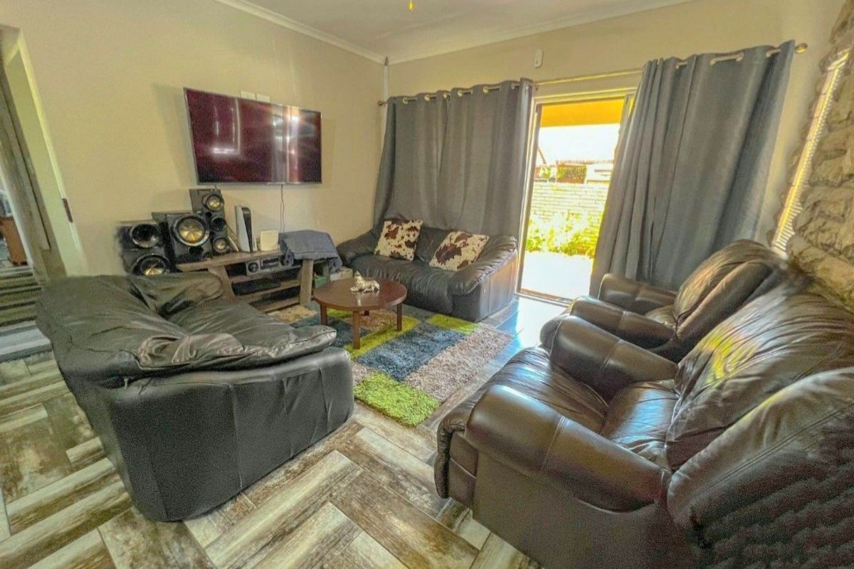 Modern 3-Bedroom Face-Brick Townhouse in a Secure Complex – Sasolburg - Photo 2