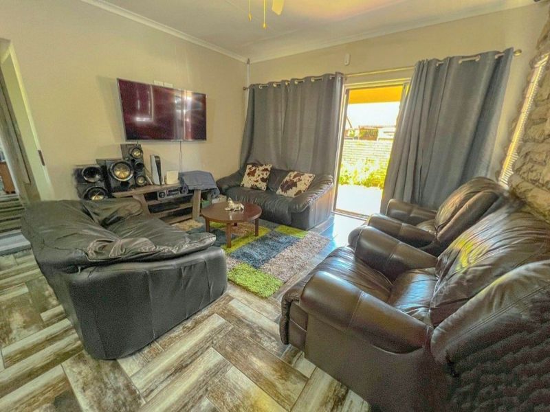 Modern 3-Bedroom Face-Brick Townhouse in a Secure Complex – Sasolburg - Photo 2
