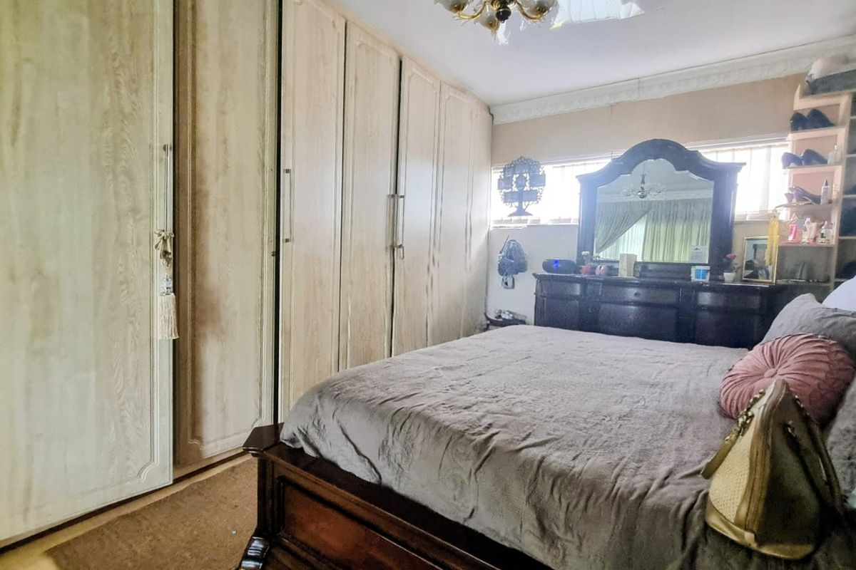 Luxurious 4-Bedroom Family Home with Endless Entertainment and Serene Surroundings. - Photo 5