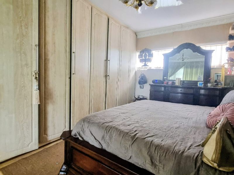 Luxurious 4-Bedroom Family Home with Endless Entertainment and Serene Surroundings. - Photo 5