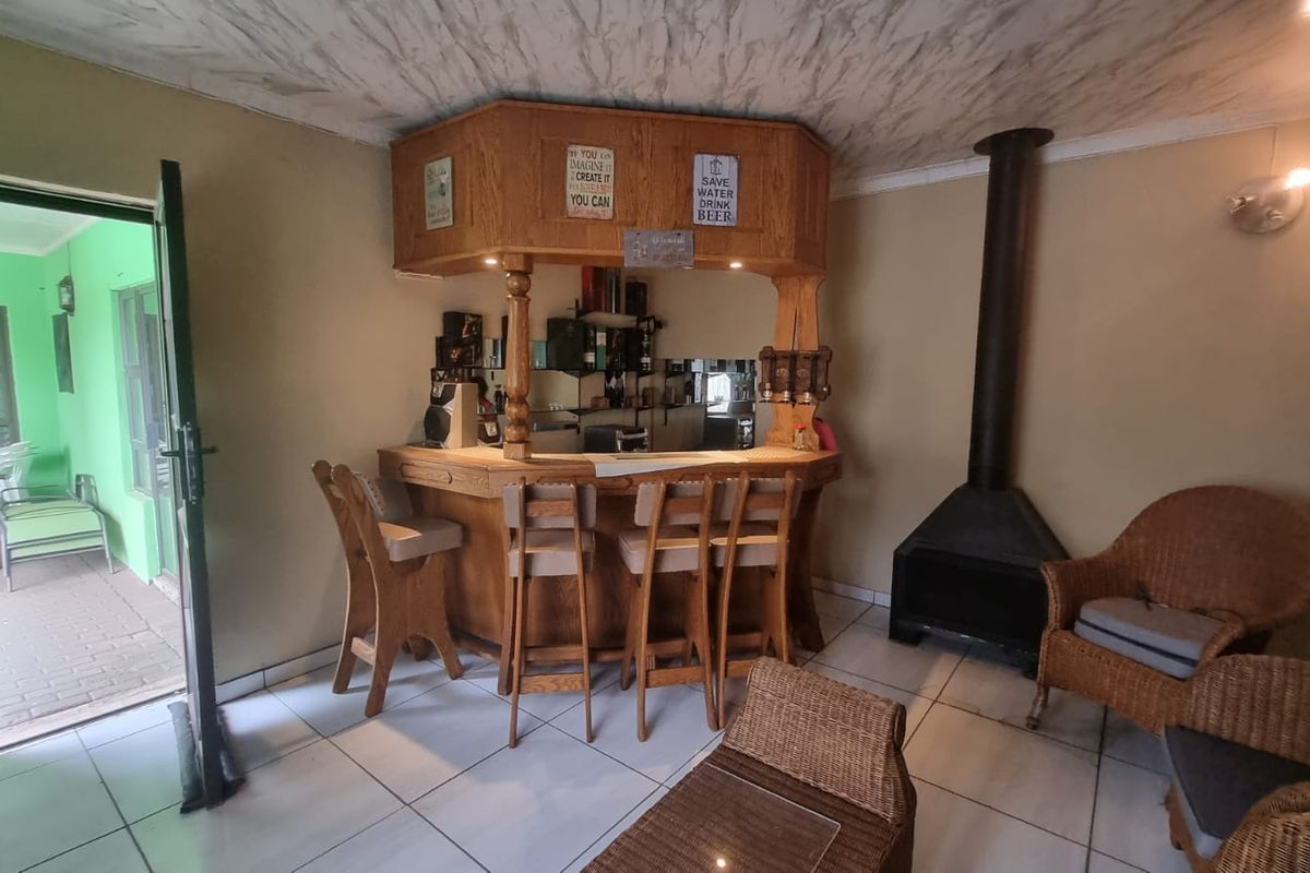 Luxurious 4-Bedroom Family Home with Endless Entertainment and Serene Surroundings. - Photo 2