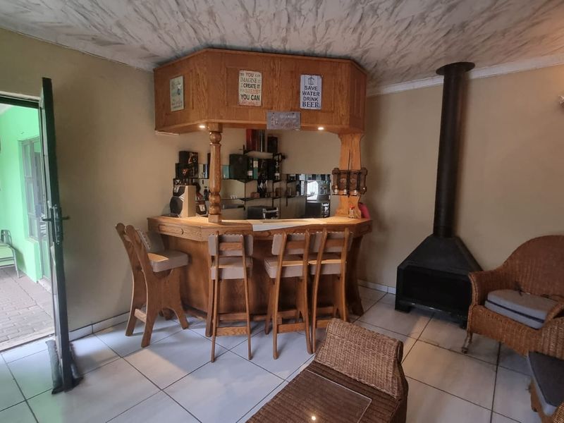 Luxurious 4-Bedroom Family Home with Endless Entertainment and Serene Surroundings. - Photo 2