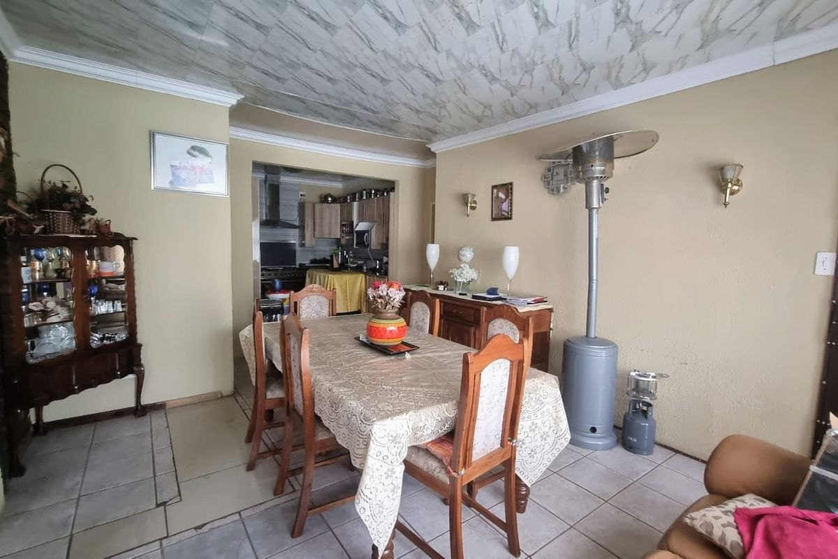 Luxurious 4-Bedroom Family Home with Endless Entertainment and Serene Surroundings. - Photo 3