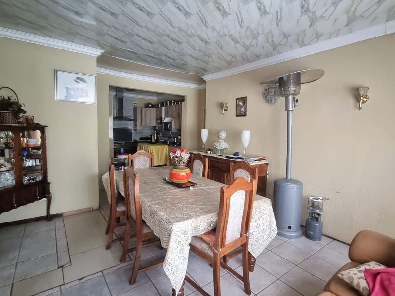 Luxurious 4-Bedroom Family Home with Endless Entertainment and Serene Surroundings. - Photo 3