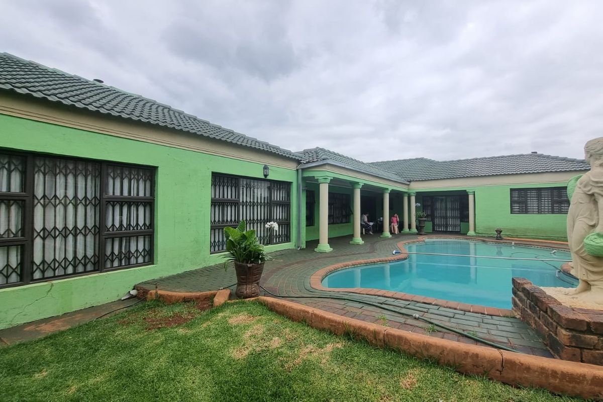 Luxurious 4-Bedroom Family Home with Endless Entertainment and Serene Surroundings. - Photo 4