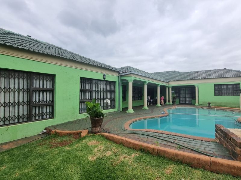 Luxurious 4-Bedroom Family Home with Endless Entertainment and Serene Surroundings. - Photo 4