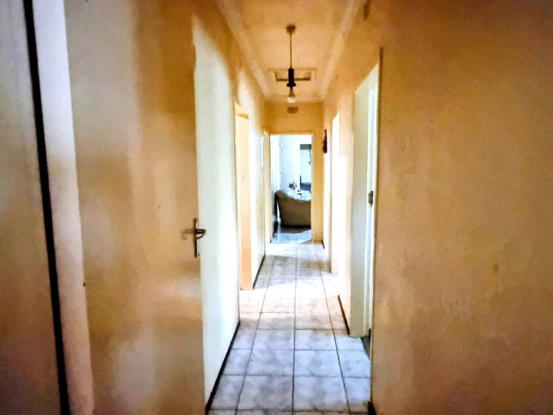 Luxurious 4-Bedroom Family Home with Endless Entertainment and Serene Surroundings. - Photo 9