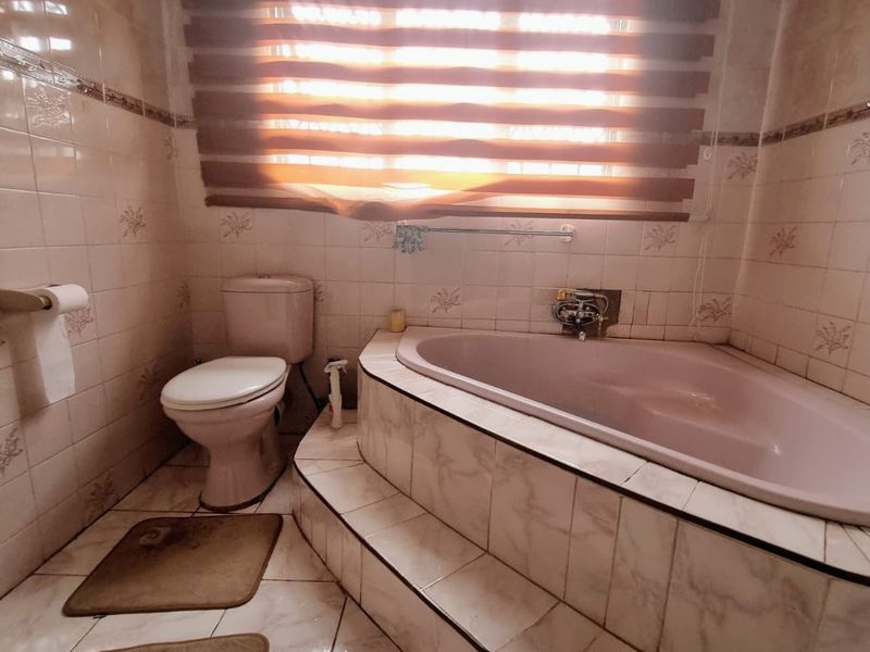 Luxurious 4-Bedroom Family Home with Endless Entertainment and Serene Surroundings. - Photo 8