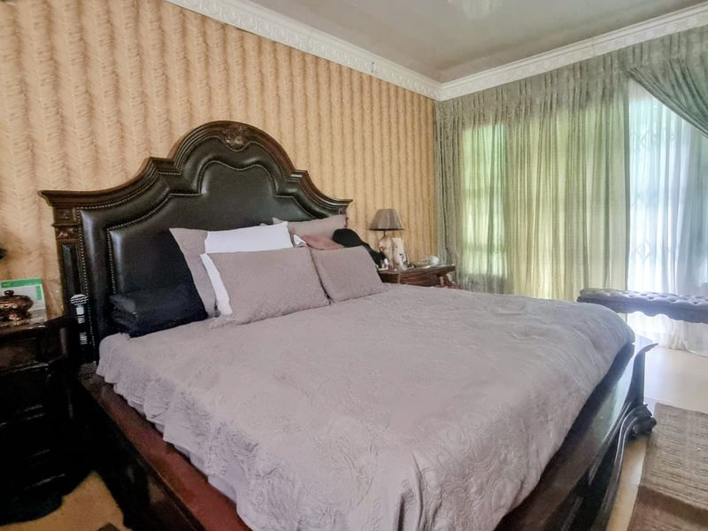 Luxurious 4-Bedroom Family Home with Endless Entertainment and Serene Surroundings. - Photo 6