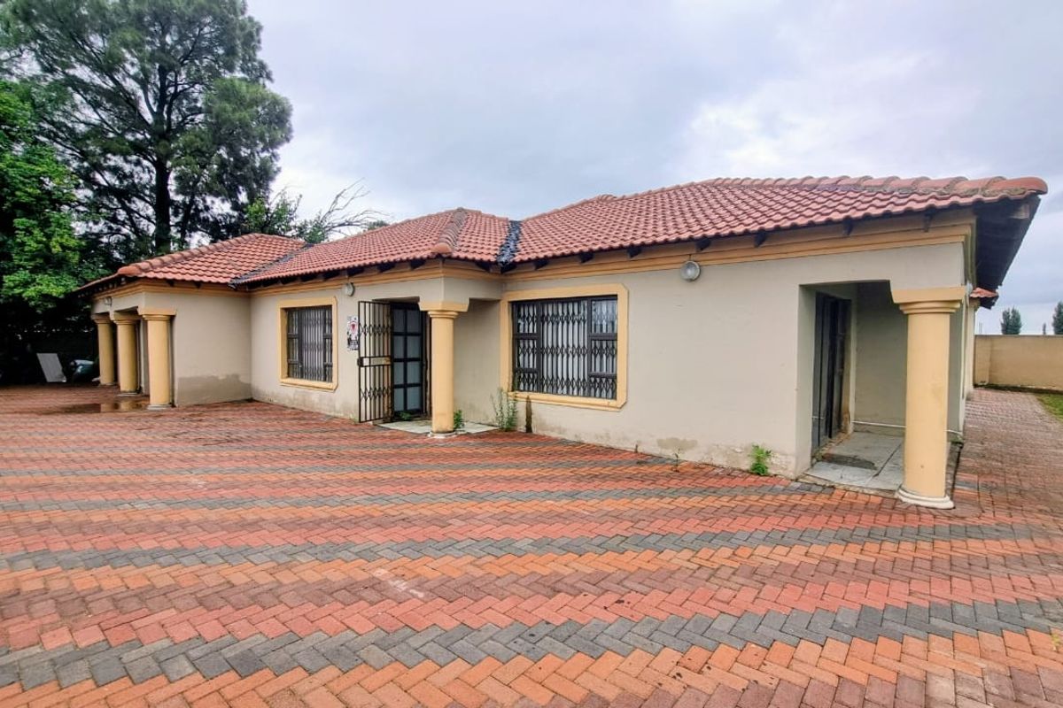 Luxurious Newly Built 5-Bedroom Home with Endless Possibilities. - Photo 5