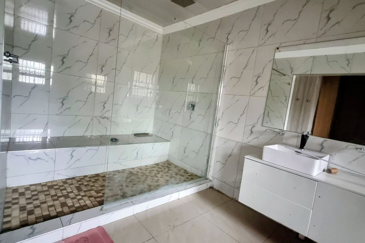 Luxurious Newly Built 5-Bedroom Home with Endless Possibilities. - Photo 4