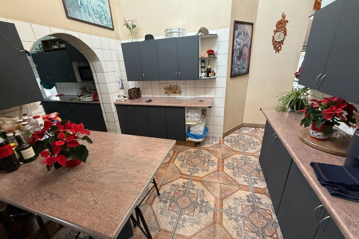 Spacious Family Home! - Photo 5