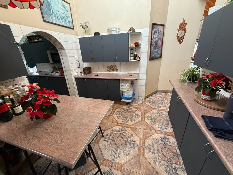 Spacious Family Home! - Photo 5