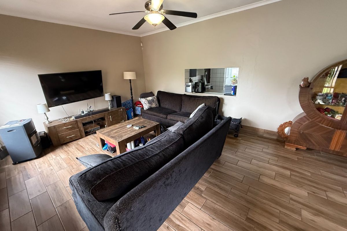 Spacious Family Home! - Photo 2