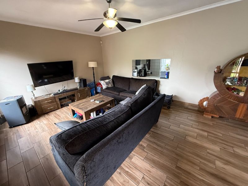 Spacious Family Home! - Photo 2