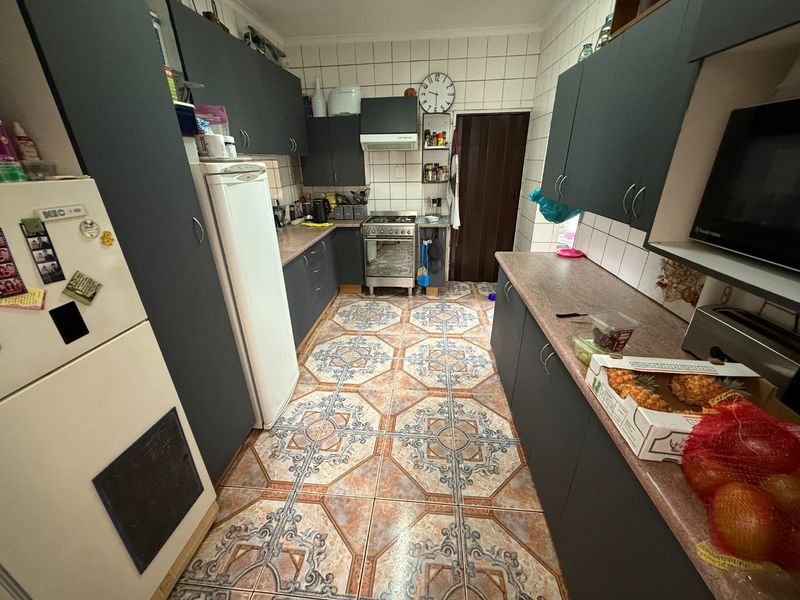 Spacious Family Home! - Photo 9