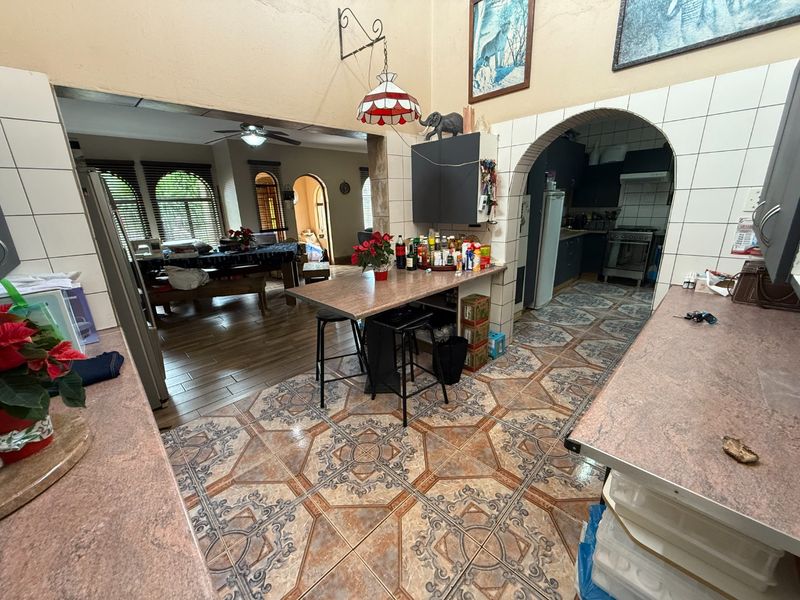 Spacious Family Home! - Photo 8