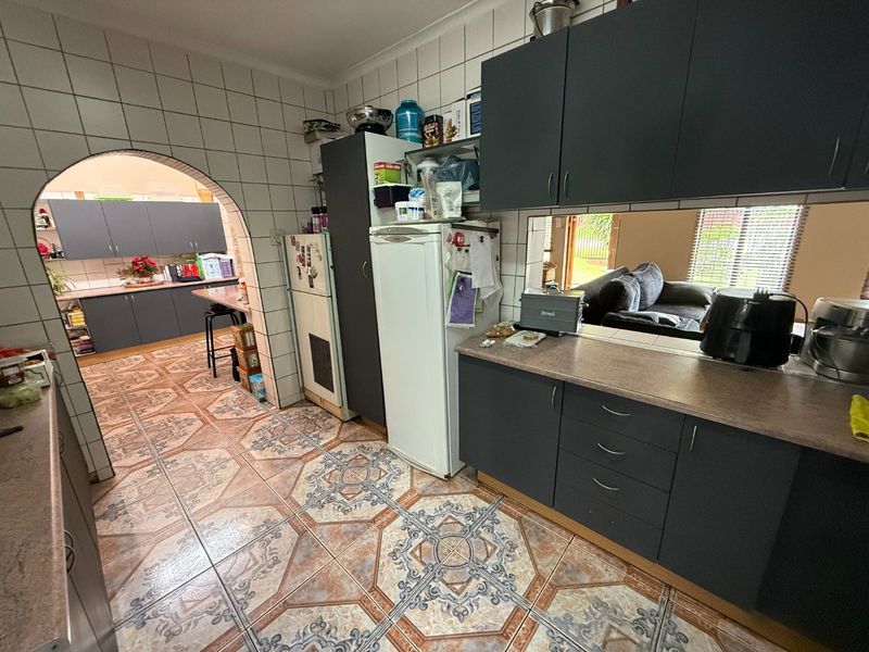 Spacious Family Home! - Photo 7