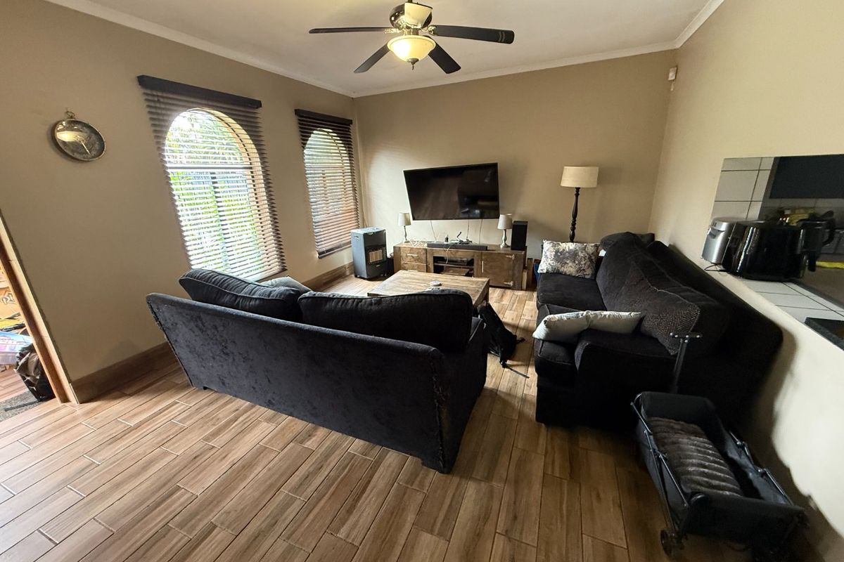 Spacious Family Home! - Photo 3