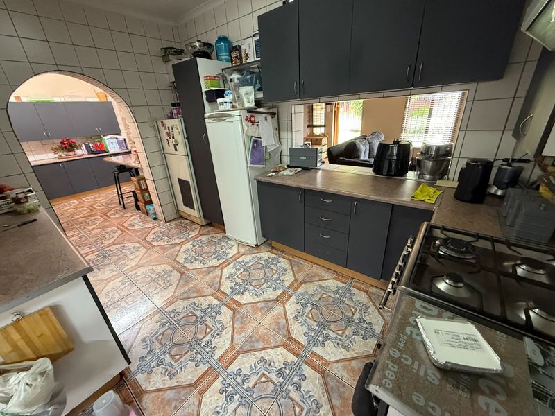 Spacious Family Home! - Photo 6