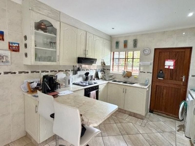 Charming 2-Bedroom Townhouse in a Secure Eco Estate in Margate  - Photo 10