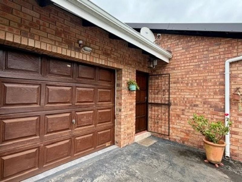 Charming 2-Bedroom Townhouse in a Secure Eco Estate in Margate  - Photo 2