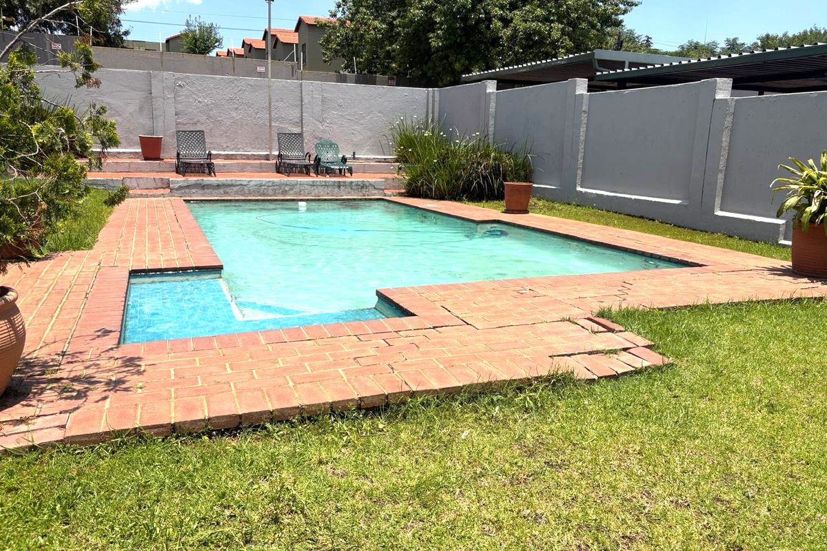 Spacious 2-Bedroom 1 Bathroom Ground Floor Apartment in Well-Maintained Ferndale Complex - Photo 3