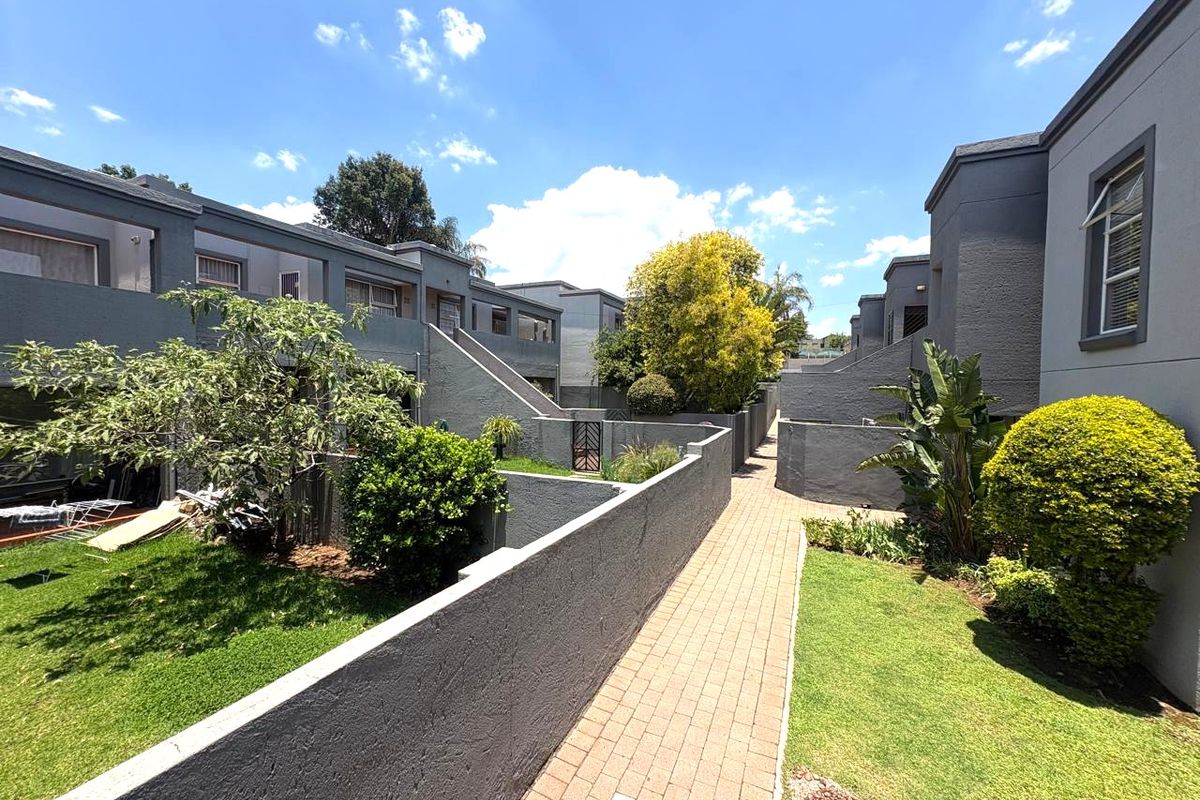 Spacious 2-Bedroom 1 Bathroom Ground Floor Apartment in Well-Maintained Ferndale Complex - Photo 4