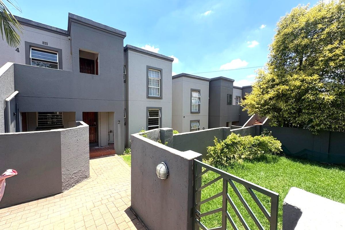 Spacious 2-Bedroom 1 Bathroom Ground Floor Apartment in Well-Maintained Ferndale Complex - Photo 2