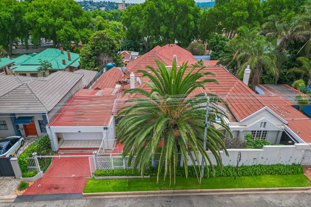 Spectacular Five Bedroom Home For Sale in Auckland Park - Photo 2