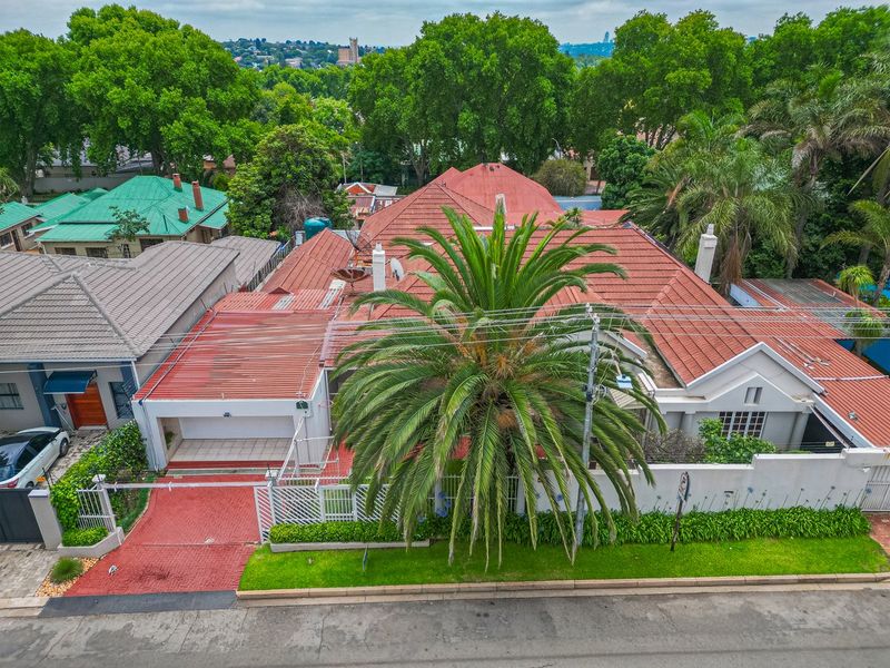 Spectacular Five Bedroom Home For Sale in Auckland Park - Photo 2