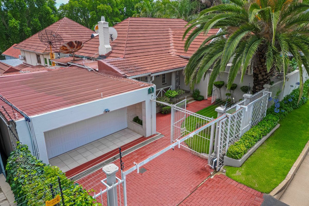Spectacular Five Bedroom Home For Sale in Auckland Park - Photo 3