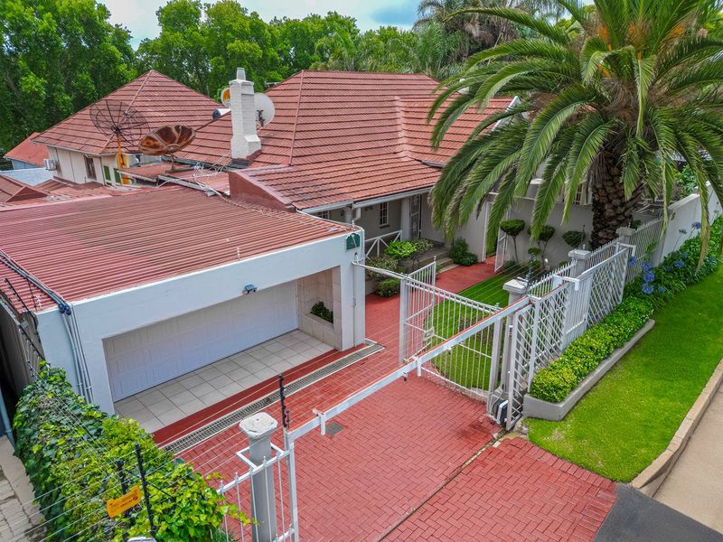 Spectacular Five Bedroom Home For Sale in Auckland Park - Photo 3