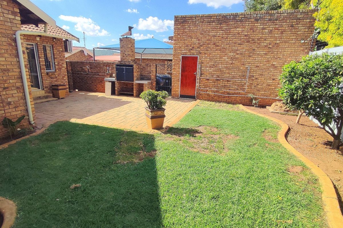 Gorgeous 3 Bedroom Townhouse in Eldoraigne - Photo 4