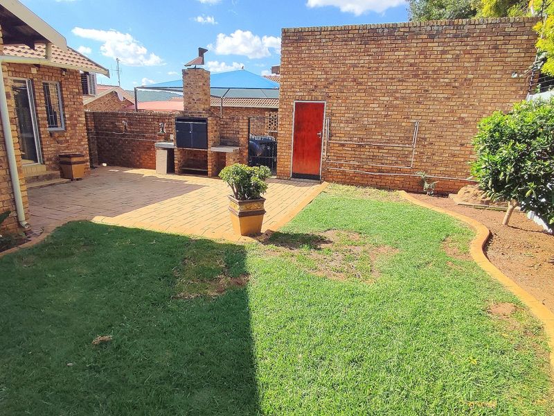 Gorgeous 3 Bedroom Townhouse in Eldoraigne - Photo 4