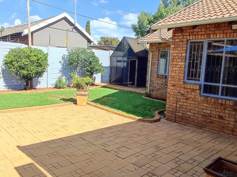 Gorgeous 3 Bedroom Townhouse in Eldoraigne - Photo 6