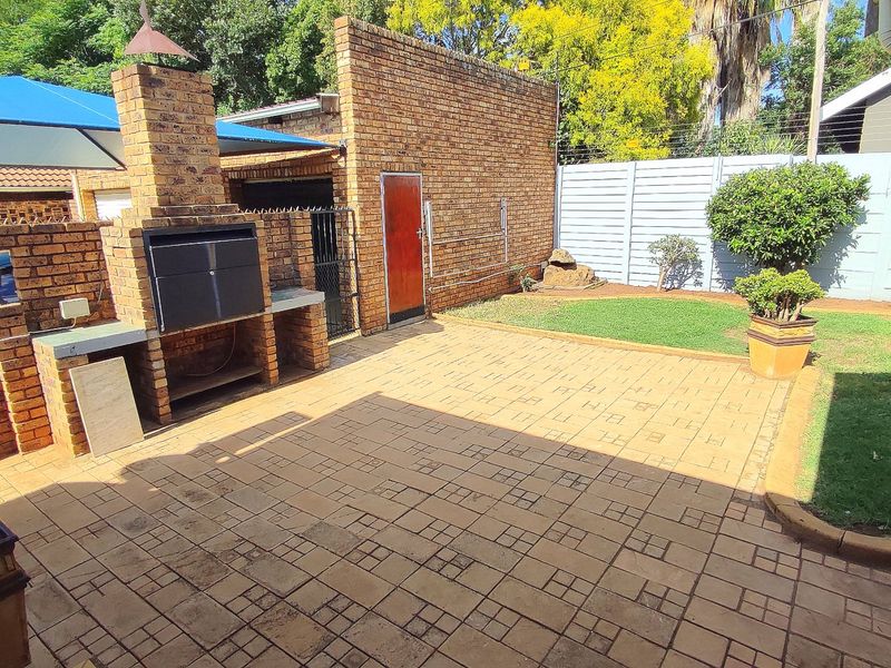 Gorgeous 3 Bedroom Townhouse in Eldoraigne - Photo 5