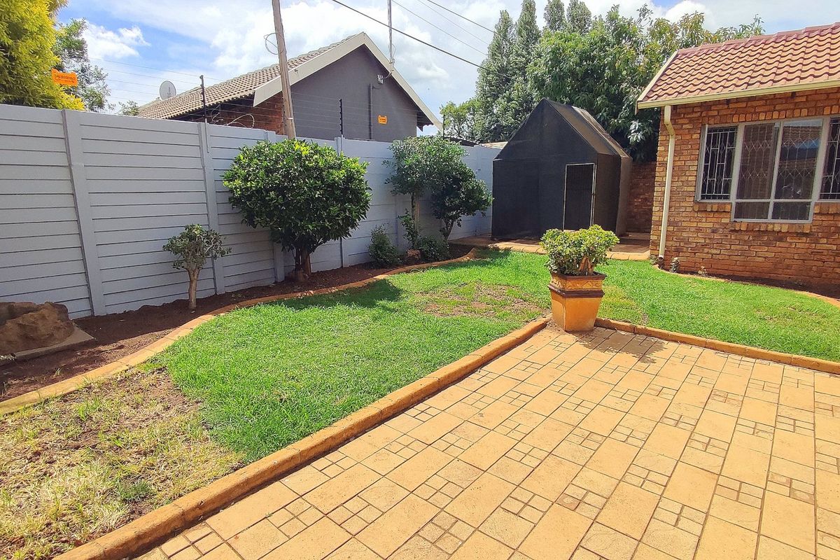 Gorgeous 3 Bedroom Townhouse in Eldoraigne - Photo 3