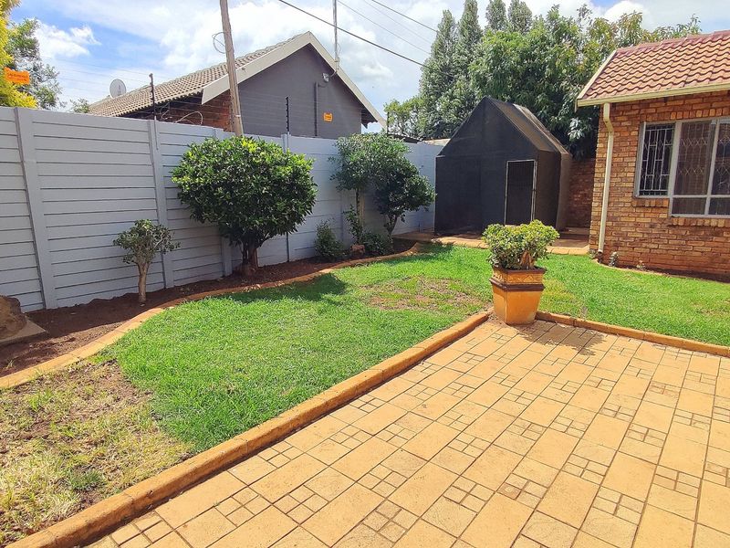 Gorgeous 3 Bedroom Townhouse in Eldoraigne - Photo 3