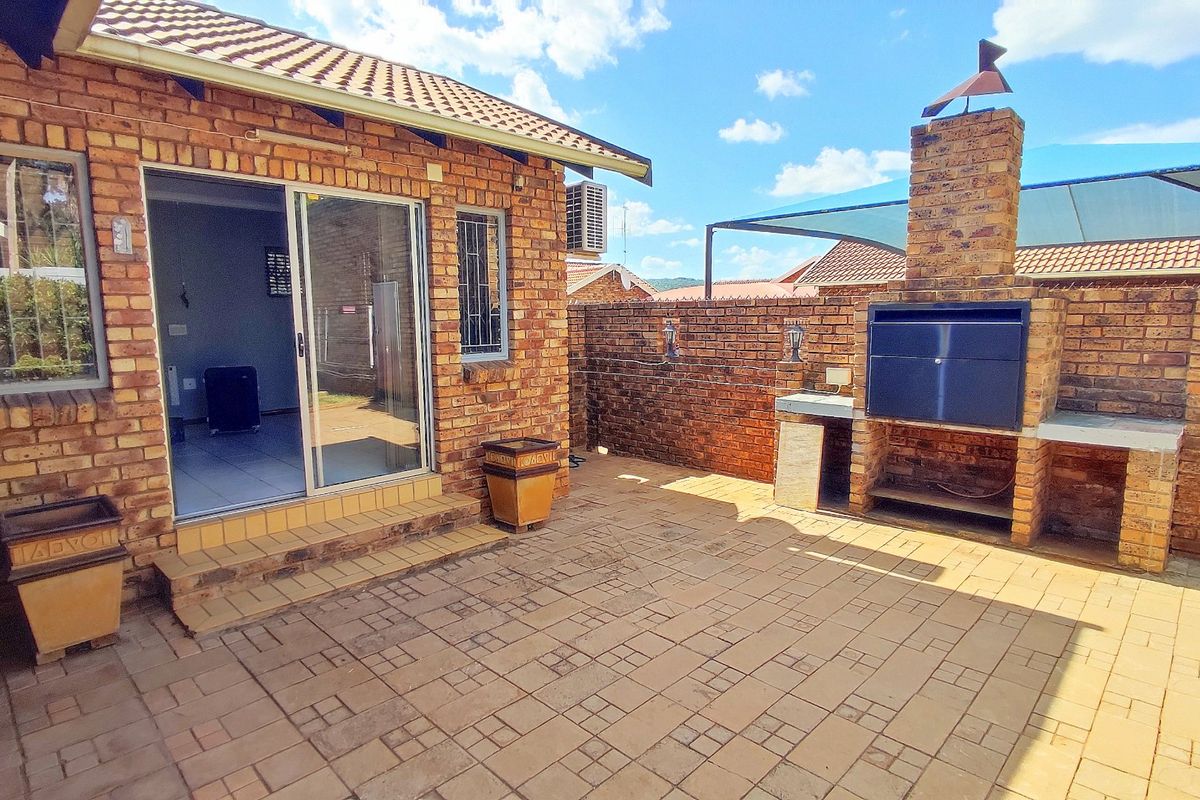Gorgeous 3 Bedroom Townhouse in Eldoraigne - Photo 2