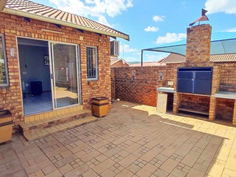 Gorgeous 3 Bedroom Townhouse in Eldoraigne - Photo 2