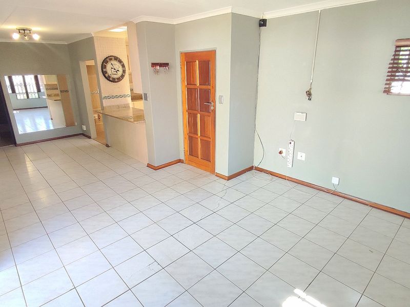 Gorgeous 3 Bedroom Townhouse in Eldoraigne - Photo 10