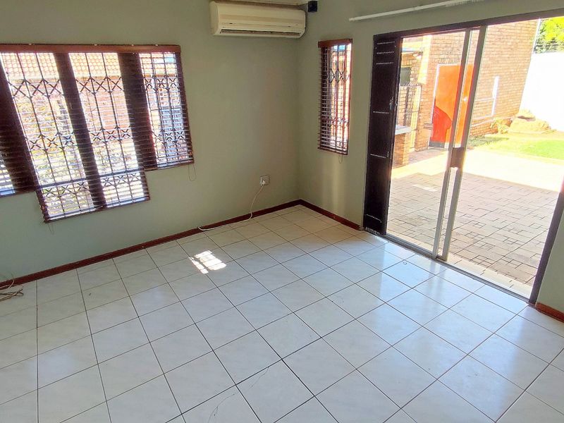 Gorgeous 3 Bedroom Townhouse in Eldoraigne - Photo 9