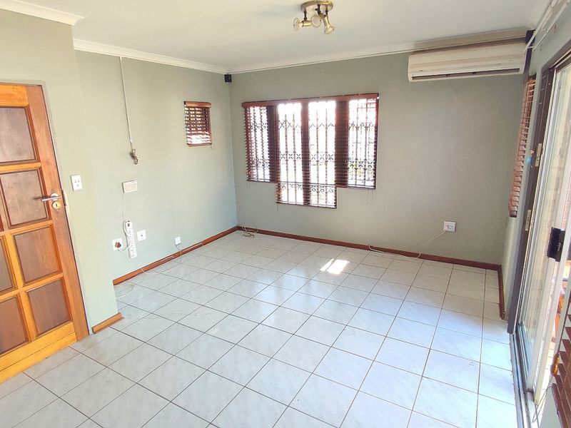 Gorgeous 3 Bedroom Townhouse in Eldoraigne - Photo 8