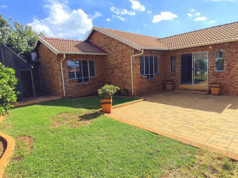 Gorgeous 3 Bedroom Townhouse in Eldoraigne - Photo 7