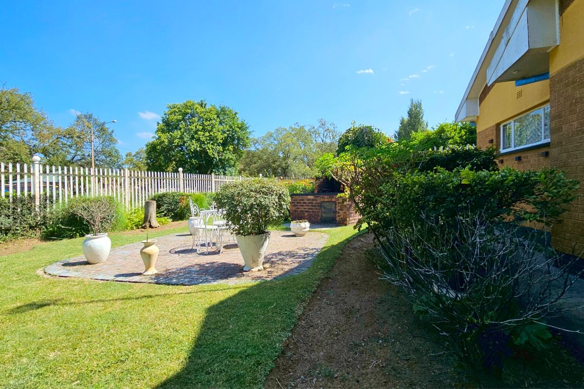 An impeccably presented family home in Three Rivers. - Photo 5