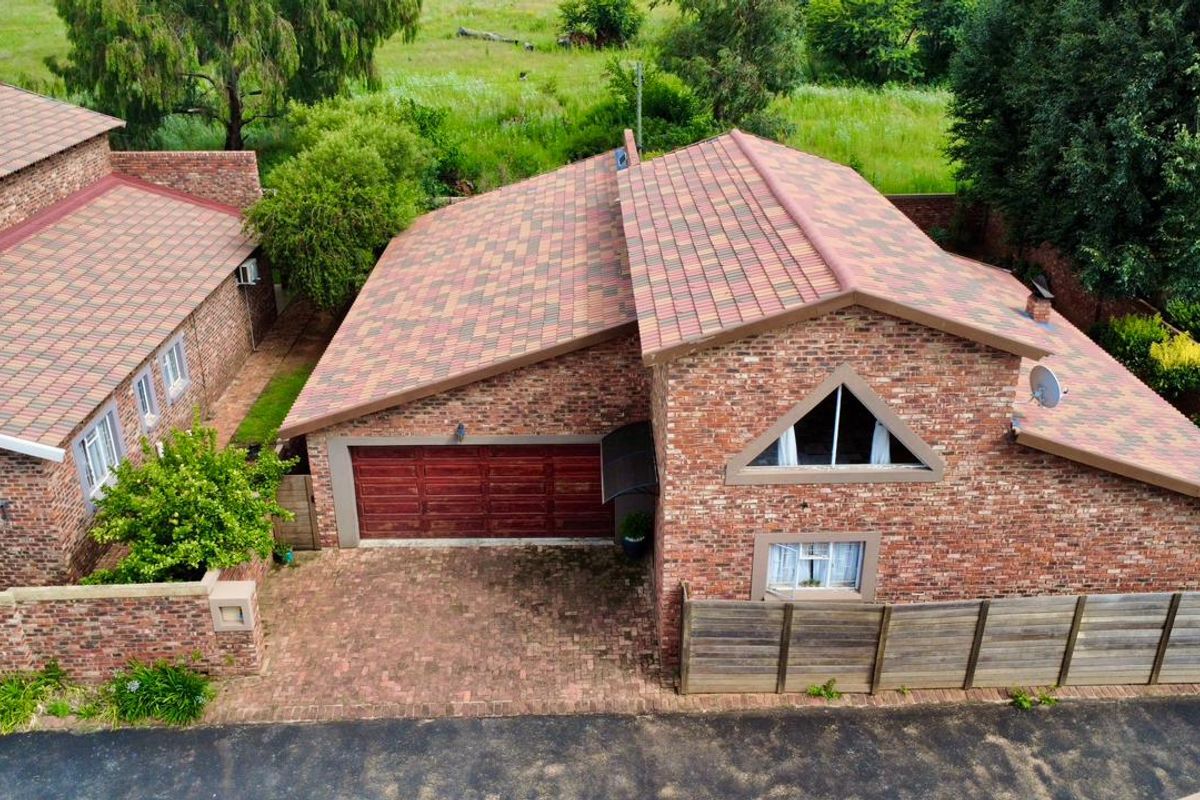 Great Value full title Townhouse in sought after yet secluded estate  - Photo 2